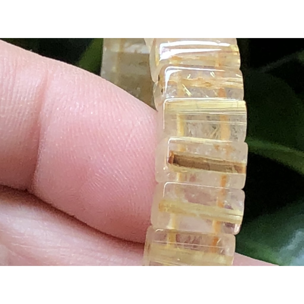 J0416B05A2★甜蜜水晶★天然鈦晶多絲寬絲版絲清透亮眼鈦晶手排細款女板手鍊㊣黑點為鈦晶絲生長點 能量更強