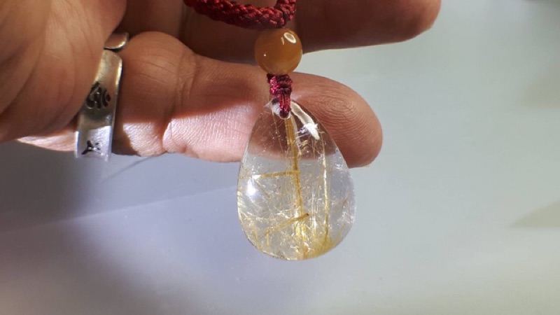 0205P07-6 甜蜜水晶天然鈦晶寬絲吊墜 繩鍊 金髮晶 財運之石 黑點為鈦晶絲生長點 能量更強:圖片 2