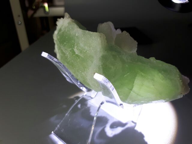 0325A17★甜蜜水晶★天然螢石原礦擺件含壓克力座。本晶礦有消磁功能喔:圖片 5