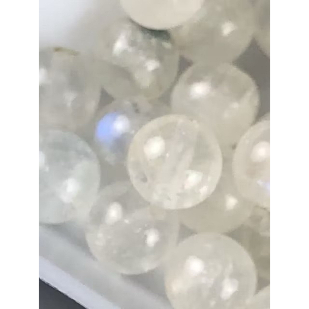♡甜蜜水晶♡J0324B01 diy水晶手作材料 月光石 ~天然冰透藍暈月光石4.5~5.5mm散珠:圖片 2